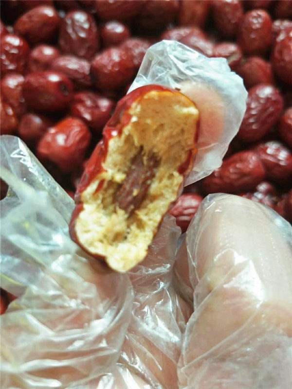 厂家直供批发若羌各种规格红枣粒，无核红枣粒，麦片奶茶原料