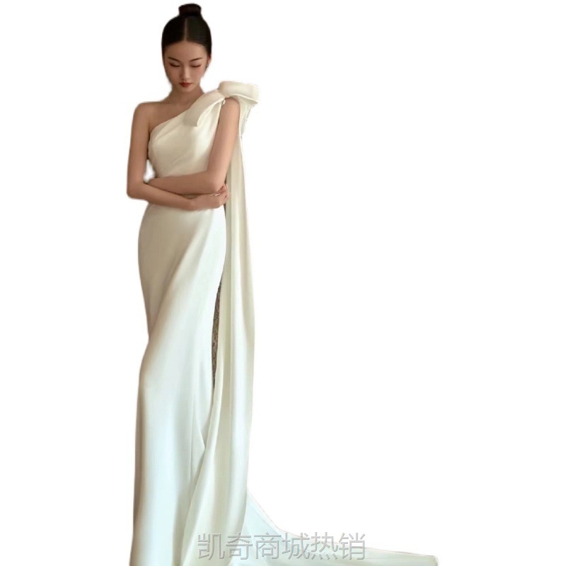 单肩轻婚纱2024年新款白色缎面出门纱拖尾新娘结婚鱼尾车展礼服女