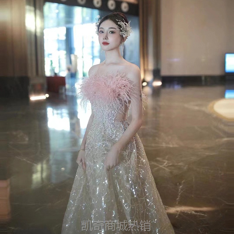粉色羽毛一字肩晚礼服轻奢小众2024新款订婚结婚敬酒服生日主持秋