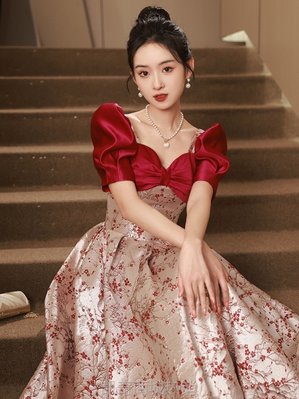 新娘酒红色敬酒服感结婚礼服2024新款回门订婚连衣裙长款敬酒礼服