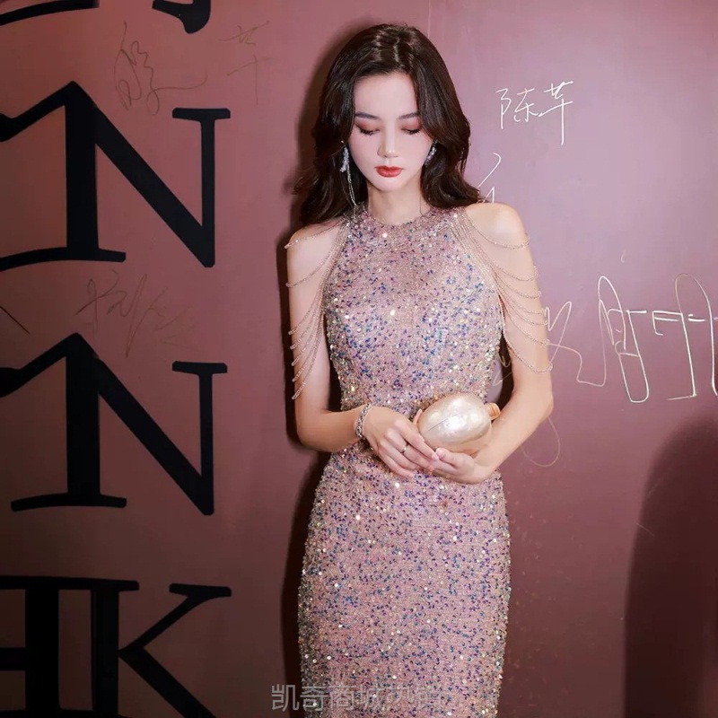 宴会晚礼服2024秋季主持人挂脖设计感名媛气质收腰鱼尾亮片礼服裙