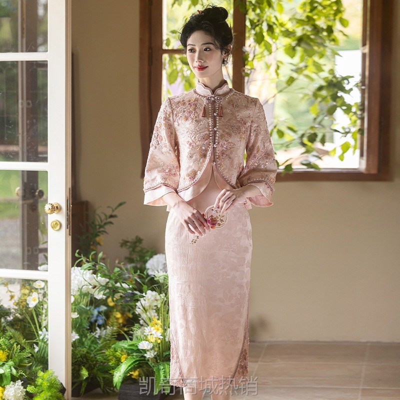 新中式国风粉色订婚服2024新款改良旗袍两件套高级结婚敬酒服秋冬