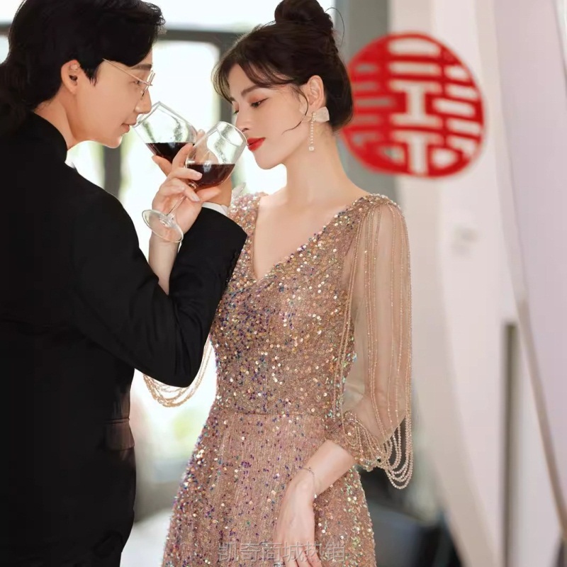 晚宴会小晚礼服裙女年会主持人2024新款秋冬订婚敬酒服新娘礼服