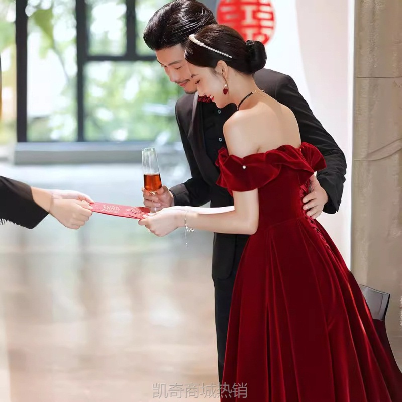 一字肩敬酒服2024新款新娘小个子订婚连衣裙礼服酒红色宴会晚礼服
